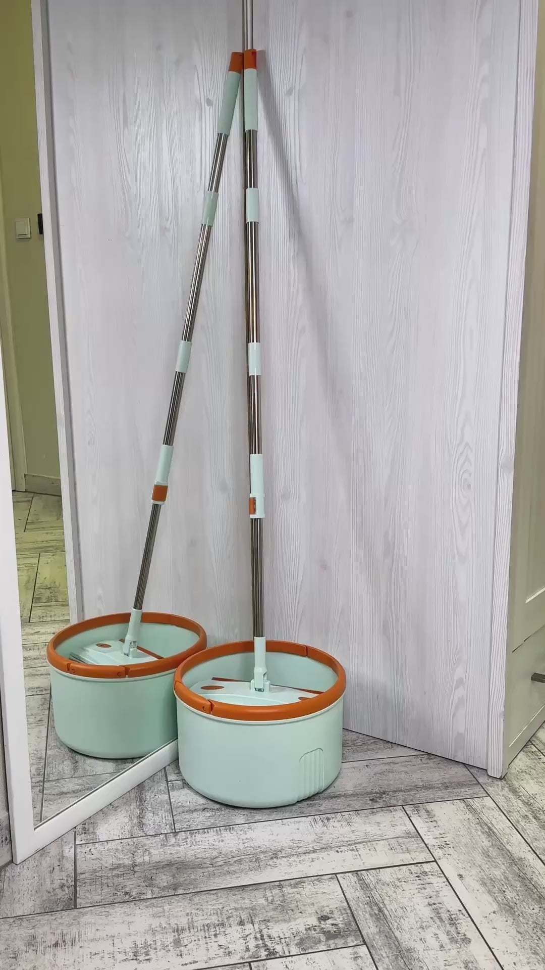 Film przedstawiający mop floormy urban loft w użyciu